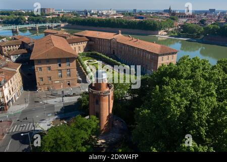 Tolosa (sud della Francia): Vista aerea dell'ex torre dell'acqua 'Galerie du Chateau d'eau' e l'ex ospedale 'Hotel-Dieu Saint-Jacques' nel dis Foto Stock