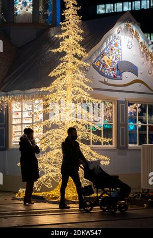 Albero delle luci, albero di Natale con molte luci, su Kennedyplatz, centro di Essen, passanti scatta foto, Essen, NRW, Germania Foto Stock