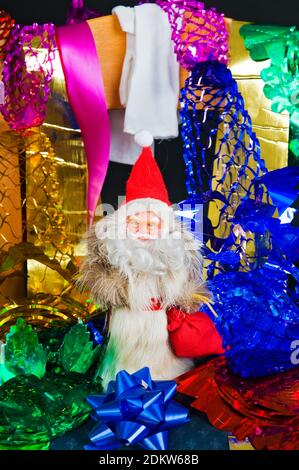 Decorazioni natalizie con una bambola Santa Foto Stock