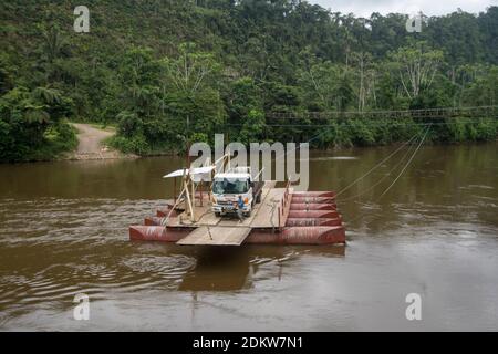 Traghetto via cavo che attraversa il fiume Nangaritza, nell'Ecuador meridionale, un fiume blackwater che sgocciolava dai Tepuys nella Cordillera de Condor. Foto Stock