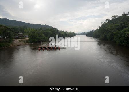 Traghetto via cavo che attraversa il fiume Nangaritza, nell'Ecuador meridionale, un fiume blackwater che sgocciolava dai Tepuys nella Cordillera de Condor. Foto Stock