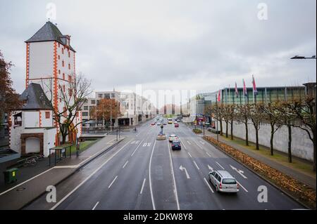 Magonza, Germania. 16 Dic 2020. Poche auto sono in auto su Rhine Street. A causa della chiusura a livello nazionale, molte aziende rimangono chiuse. L'obbligo di frequentare le scuole viene revocato. Credit: Andreas Arnold/dpa/Alamy Live News Foto Stock