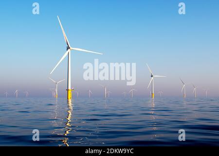 Alba sulle turbine a vento offshore di R,vicino a Brighton Foto Stock