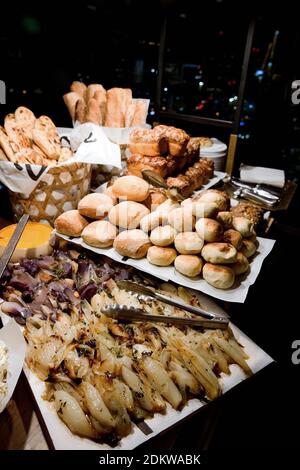 Assortimento di insalate in mostra su un tavolo a buffet Foto Stock