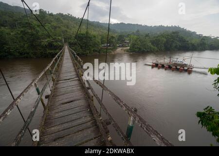 Traghetto via cavo visto da un ponte pedonale pericoloso che attraversa il fiume Nangaritza, nel sud dell'Ecuador, un fiume blackwater che sgocciolava dai Tepuys nel C. Foto Stock