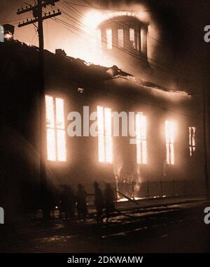 Foto retrò del Grande incendio di Baltimora. Chiesa ardente del Messia. STATI UNITI. Febbraio 1904 il Grande incendio di Baltimora infuriò a Baltimora, Maryland, Stati Uniti Foto Stock