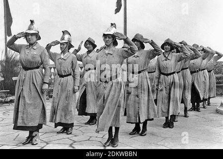 Foto d'archivio delle vigili del fuoco britanniche. Una brigata di fuoco delle donne britanniche prende il saluto, marzo 1916. Foto Stock