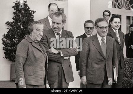 Il primo ministro israeliano Golda Meir è in piedi con il presidente Richard Nixon e Henry Kissinger, fuori dalla Casa Bianca. STATI UNITI. Novembre 1973 Foto Stock