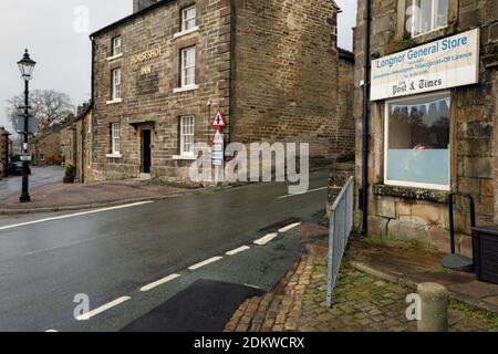 Il negozio e l'Horseshoe Inn, Buxton Road, Longnor, Peak District National Park, Staffordshire Foto Stock