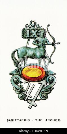 Carte di sigarette antiche. Sigarette di Wills (serie di Lucky Charms). Sagittario - l'Arciere. 1923 Foto Stock