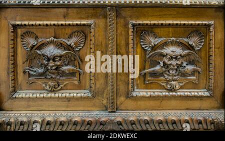 Parte del vecchio armadio come esempio di bel sfondo di scultura in legno. Foto Stock