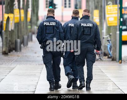 Magonza, Germania. 16 Dic 2020. Gli agenti di polizia stanno camminando per Ludwigtraße. La polizia sta attualmente conducendo controlli mascherati. A causa della chiusura a livello nazionale, numerose aziende rimangono chiuse. La presenza obbligatoria nelle scuole viene revocata. Credit: Andreas Arnold/dpa/Alamy Live News Foto Stock