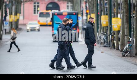 Magonza, Germania. 16 Dic 2020. Gli agenti di polizia stanno camminando per Ludwigtraße. La polizia sta attualmente conducendo controlli mascherati. A causa della chiusura a livello nazionale, numerose aziende rimangono chiuse. La presenza obbligatoria nelle scuole viene revocata. Credit: Andreas Arnold/dpa/Alamy Live News Foto Stock