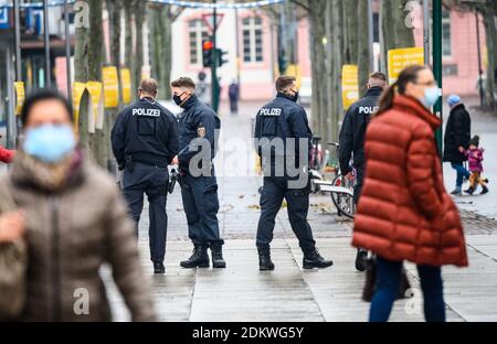 Magonza, Germania. 16 Dic 2020. Gli agenti di polizia stanno camminando per Ludwigtraße. La polizia sta attualmente conducendo controlli mascherati. A causa della chiusura a livello nazionale, numerose aziende rimangono chiuse. La presenza obbligatoria nelle scuole viene revocata. Credit: Andreas Arnold/dpa/Alamy Live News Foto Stock