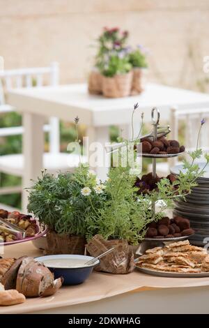 Un assortimento di cibi in ciotole su un tavolo a buffet durante una elegante reception Foto Stock