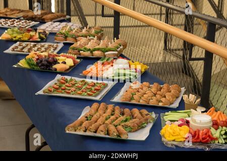 Un assortimento di cibi in ciotole su un tavolo a buffet durante una elegante reception Foto Stock