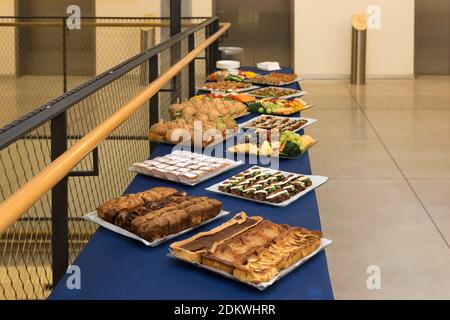 Un assortimento di cibi in ciotole su un tavolo a buffet durante una elegante reception Foto Stock