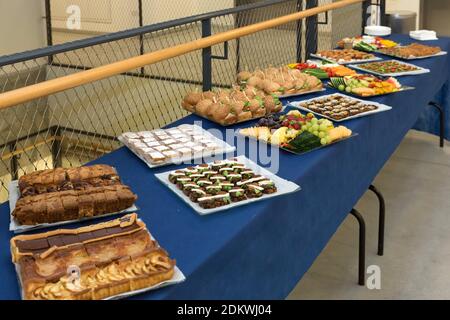 Un assortimento di cibi in ciotole su un tavolo a buffet durante una elegante reception Foto Stock