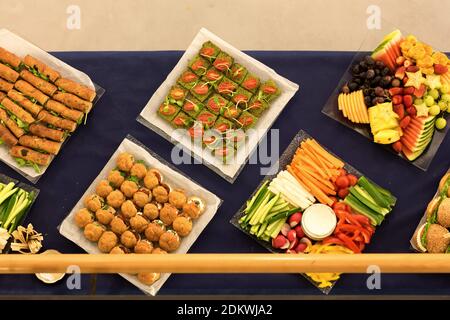 Un assortimento di cibi in ciotole su un tavolo a buffet durante una elegante reception Foto Stock