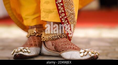 In questa foto le donne indossano Old tradizionale oro Payal Foto Stock