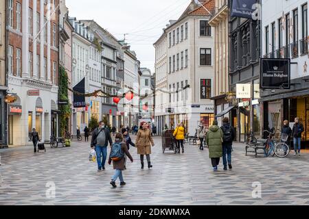 Via dello shopping con decorazioni natalizie a Copenhagen, Danimarca Foto Stock