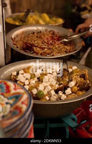 Assortimento di insalate in mostra su un tavolo a buffet Foto Stock