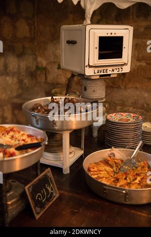 Assortimento di insalate in mostra su un tavolo a buffet Foto Stock