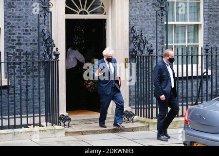 Londra, Regno Unito. 16 dicembre 2020. Il primo ministro britannico Boris Johnson lascia il numero 10 per andare a PMQ. Foto Stock