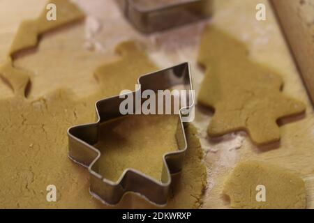 Cottura di biscotti al pan di zenzero, perfetta per le feste! Preso nella mia cucina domestica 2020 Foto Stock