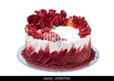 Torta festiva di San Valentino con crema di rose rosse e frutta. Su uno sfondo bianco isolato. Foto Stock