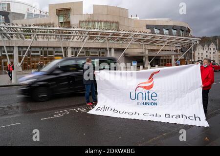 Edimburgo, Scozia, Regno Unito. 16 dicembre 2020. I tassisti dimostrano fuori dal Parlamento scozzese a Holyrood. L'unità per protesta delle cabine nere è stata organizzata dall'Unione Unite. Un portavoce ha detto che l'azione è stata quella di sollevare la situazione di migliaia di tassisti che soffrono di difficoltà durante l'attuale pandemia di coronavirus e il suo impatto sull'economia. Iain Masterton/Alamy Live News Foto Stock