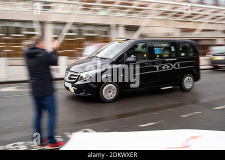 Edimburgo, Scozia, Regno Unito. 16 dicembre 2020. I tassisti dimostrano fuori dal Parlamento scozzese a Holyrood. L'unità per protesta delle cabine nere è stata organizzata dall'Unione Unite. Un portavoce ha detto che l'azione è stata quella di sollevare la situazione di migliaia di tassisti che soffrono di difficoltà durante l'attuale pandemia di coronavirus e il suo impatto sull'economia. Iain Masterton/Alamy Live News Foto Stock