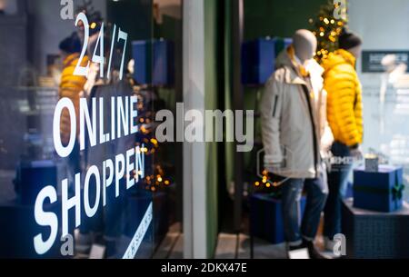 Monaco, Germania. 16 Dic 2020. Una schermata con la scritta "24/7 Online Shopping" viene visualizzata nella finestra di un negozio chiuso in centro. Il blocco contro la pandemia di Corona inizia oggi in Germania. Credit: Sven Hoppe/dpa/Alamy Live News Foto Stock