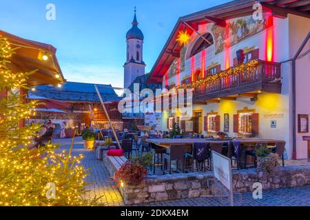 Vista della Chiesa Parrocchiale di San Martino e del bar locale dell'hotel, Garmisch-Partenkirchen, Baviera, Germania Foto Stock