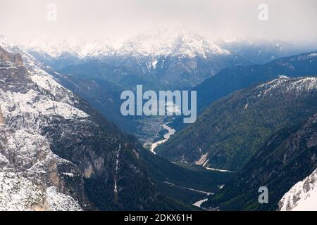 Vista del paese italiano di Auronzo di Cadore e del lago di Santa Caterina dalle Dolomiti. Foto Stock