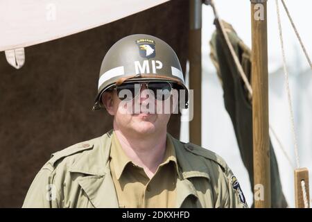 Re-enactor vestito in una guerra mondiale due anni esercito americano 101st divisa militare della polizia della Divisione aerea e casco M1 AT Uno spettacolo aereo a Cosford Foto Stock