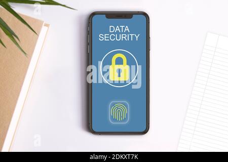 Mobile screen showing a lock icon and a fingerprint security system. Data security concept. Foto Stock