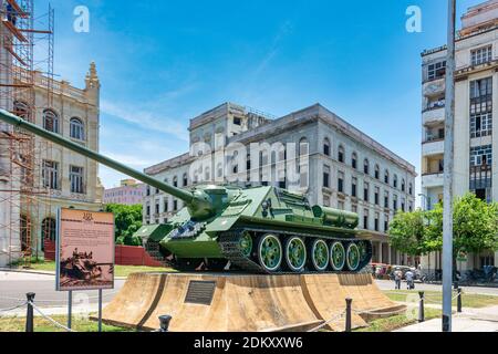 Decorazione di carri armati armati militari all'ingresso del Museo de la Revolucion, l'Avana, Cuba Foto Stock