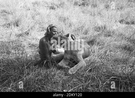 Joy Adamson autore di Born Free con Elsa la leonessa in Kenya. Le immagini originali di Joy Adamson Born Free Photo Collection sono state scattate dal 1940 all'inizio degli anni '60 in Kenya. Foto Stock