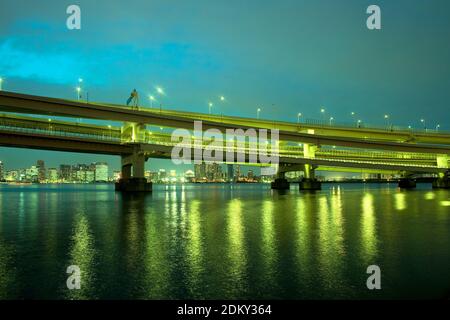 Accesso al Ponte di Arcobaleno, Odaiba, presso Tokyo, Regione di Kanto, Honshu, Giappone Foto Stock