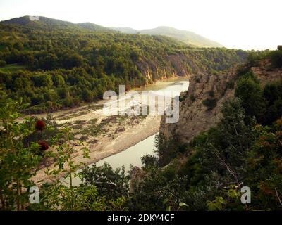 Contea di Vrancea, Romania. Paesaggio con la valle del fiume Putna al villaggio di Valea Sarii. Foto Stock