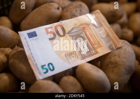 50 Euro di nota che depone sulle patate Foto Stock