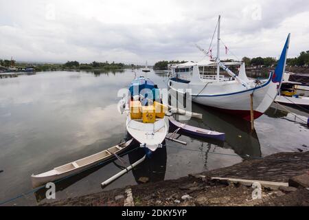 Porto tradizionale sulla spiaggia di Boom, Banyuwangi regency Foto Stock