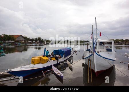 Porto tradizionale sulla spiaggia di Boom, Banyuwangi regency Foto Stock