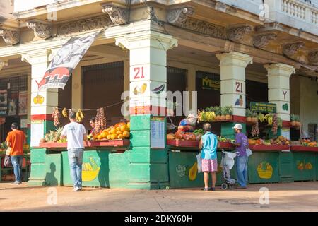 La gente cubana che acquista cibo da fornitori privati, l'Avana, Cuba Foto Stock