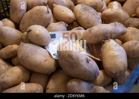 50 Euro di nota che depone sulle patate Foto Stock