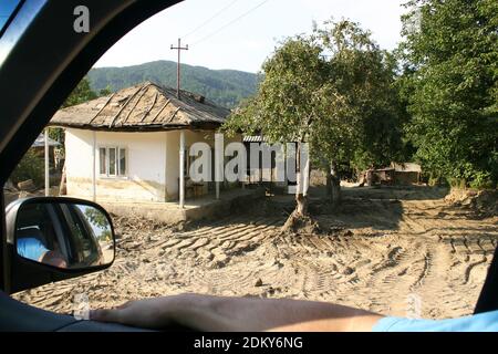 Contea di Vrancea, Romania. Proprietà rurale distrutta da una massiccia alluvione nell'estate del 2005. Foto Stock