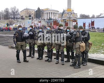 Non esclusivo: KIEV, UCRAINA - 16 DICEMBRE 2020 - gli ufficiali della Guardia Nazionale forniscono la pubblica sicurezza durante il raduno di SaveFOP a Maidan Nezalezh Foto Stock