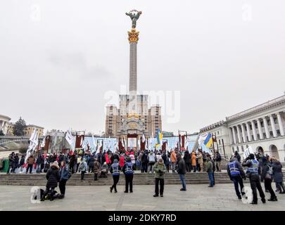 Non esclusivo: KIEV, UCRAINA - 16 DICEMBRE 2020 - polizia di dialogo e manifestanti sono raffigurati durante il rally di SaveFOP a Maidan Nezalezhnosti Sq Foto Stock