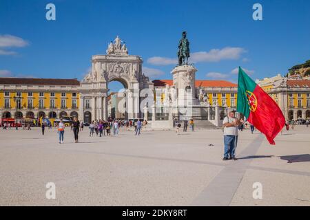 Lisbona, Portogallo - 31 ottobre 2020: Praca do Comercio o Piazza del Commercio, vista delle persone e delle case nel centro di Lisbona, Portogallo. Foto Stock